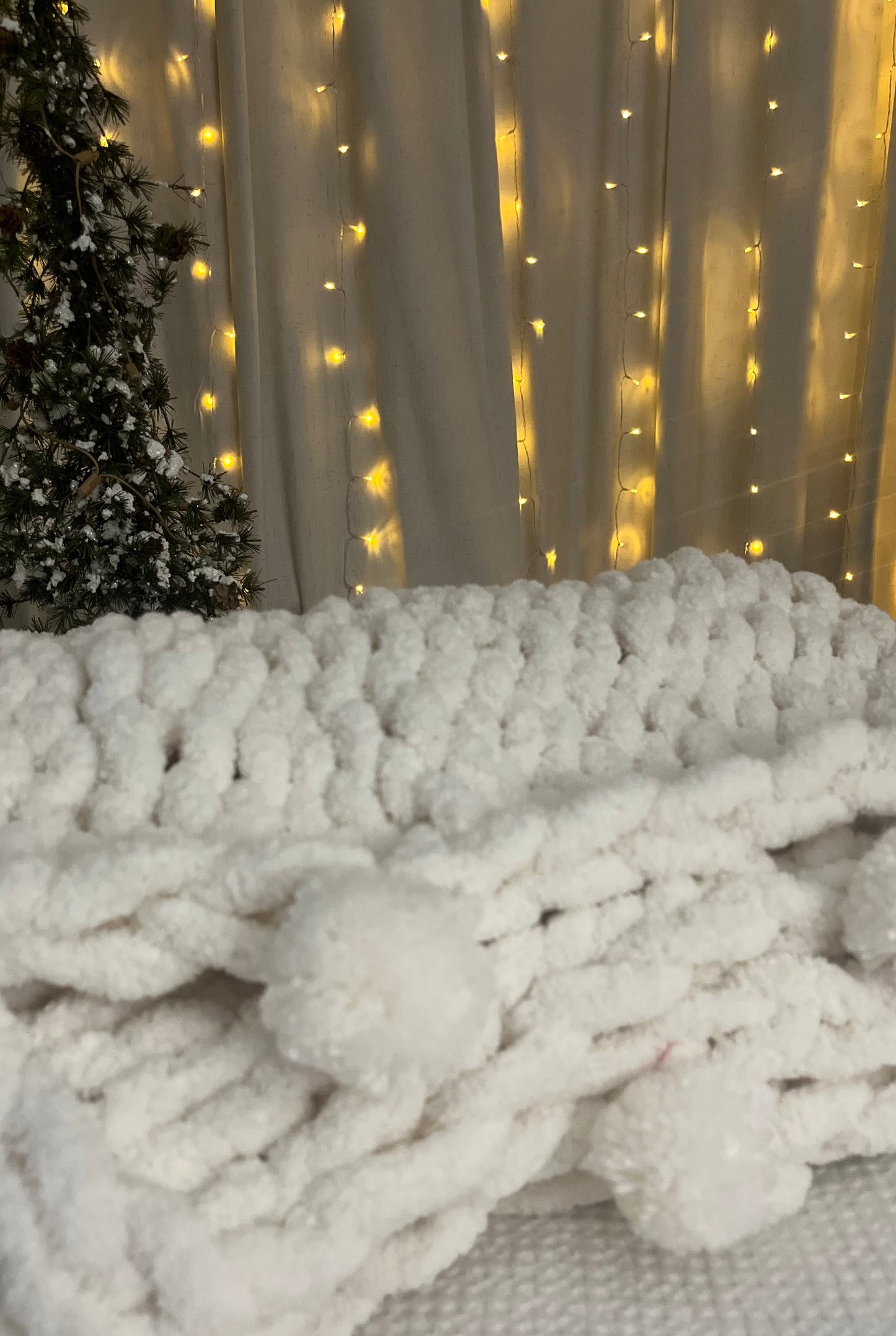 Holiday Vintage White Chunky Knit Throw With Pom Poms