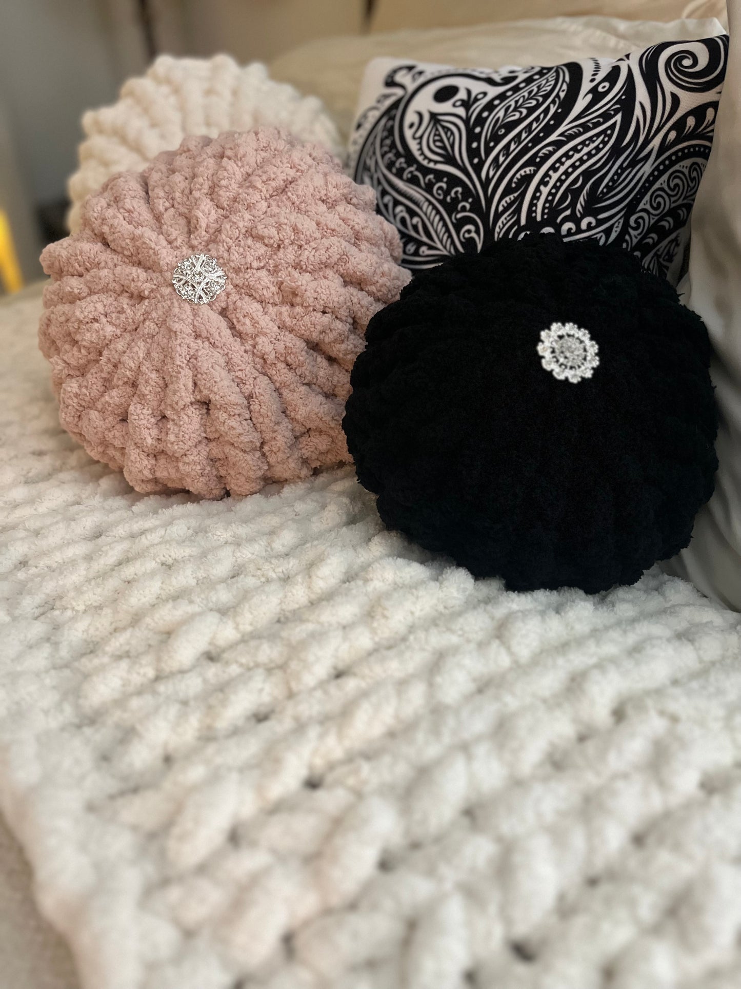 Holiday Vintage White Chunky Knit Throw With Pom Poms